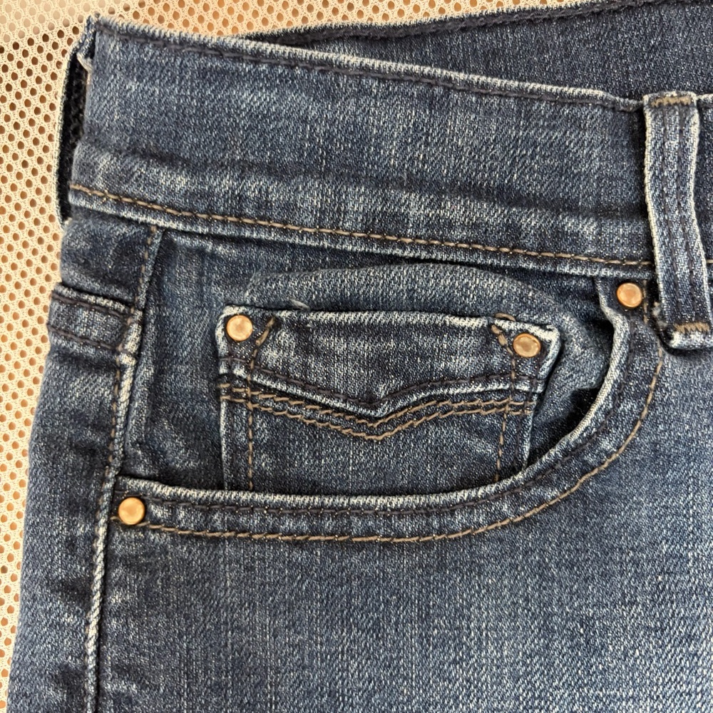 Levi’s 515 Mid-Rise Medium Wash Denim Jean Shorts Size 4 Classic Perfect Fit EUC - Picture 3 of 16